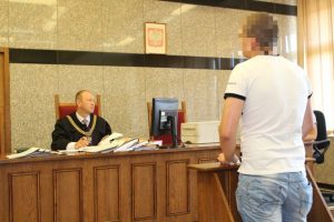 Dziecko uderzone prętem (9)