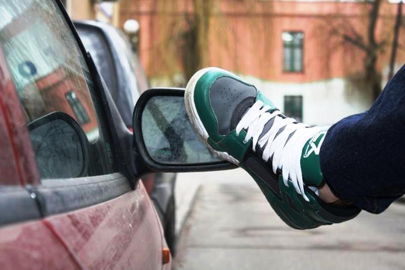 LUBIN. Pijani skakali po samochodzie