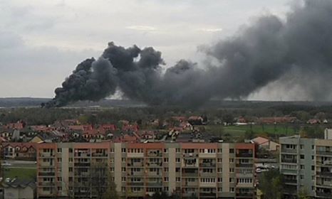 POLKOWICE. Pożar dachu w bloku (WIDEO, FOTO)