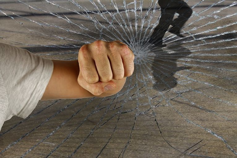 Czujny mieszkaniec i zatrzymany włamywacz (WIDEO)