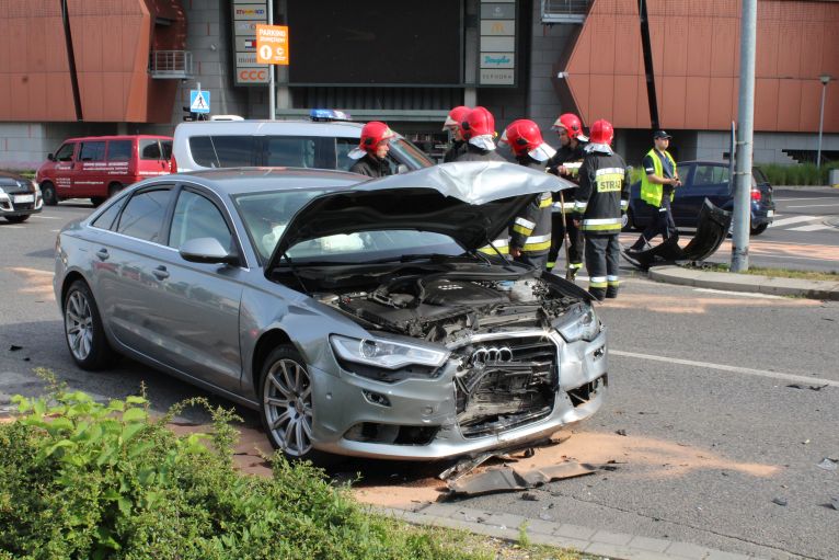 LUBIN. Czołowe zderzenie na skrzyżowaniu
