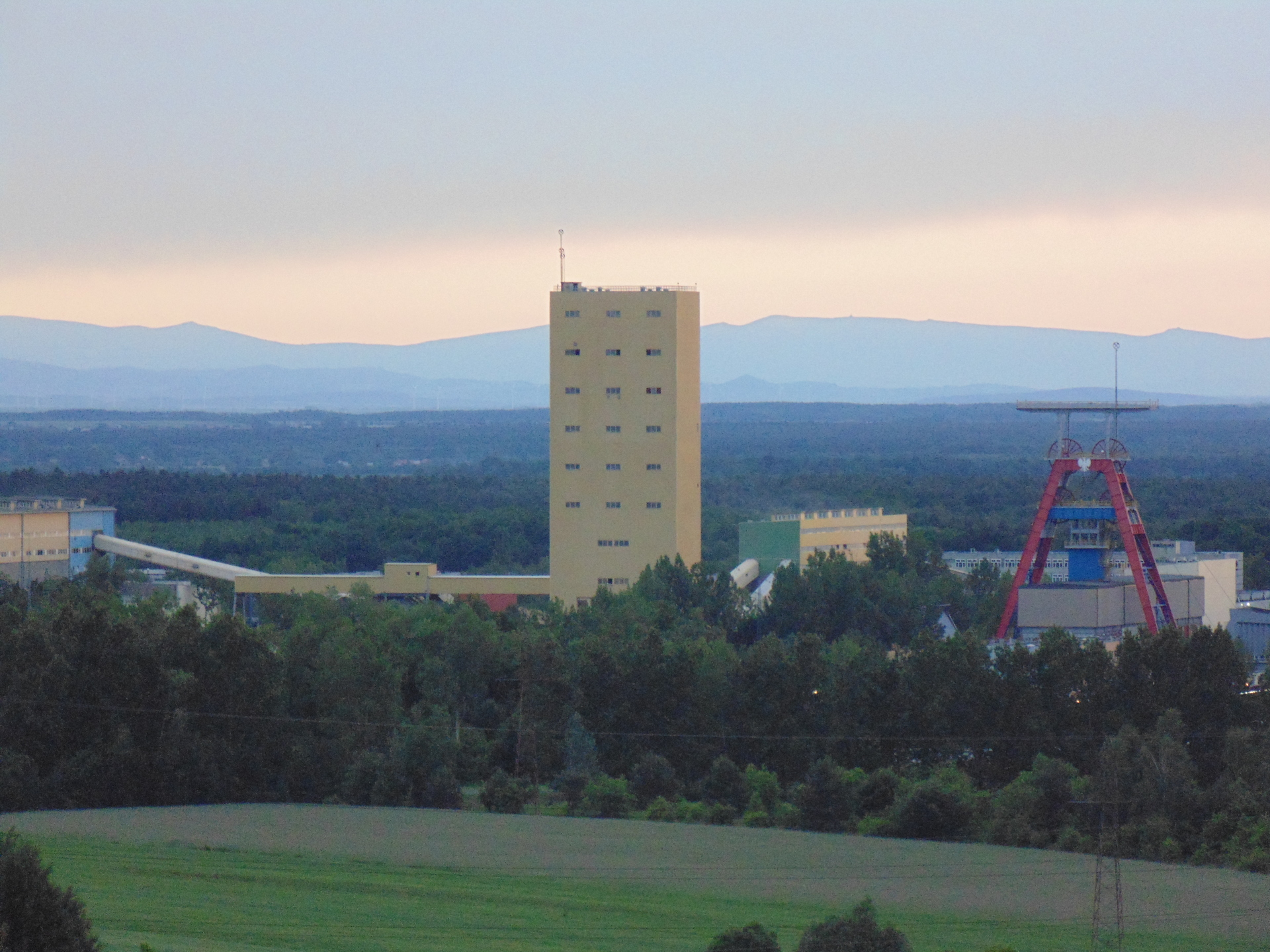 POLKOWICE. Wstrząs w „Sierpolu”. Skały spadły na ładowarkę