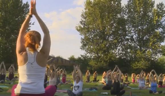 LUBIN. Jogę ćwiczyli w parku (WIDEO)