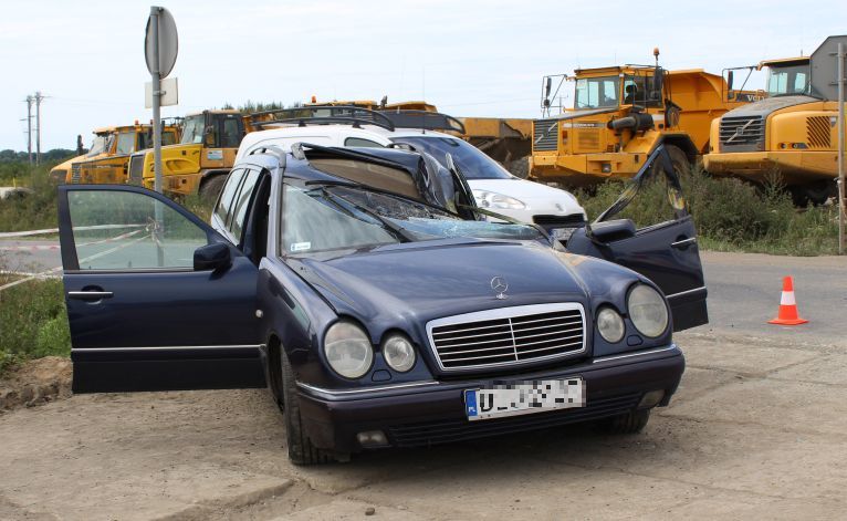 LUBIN. Maszyna budowlana wjechała w osobówkę (WIDEO)