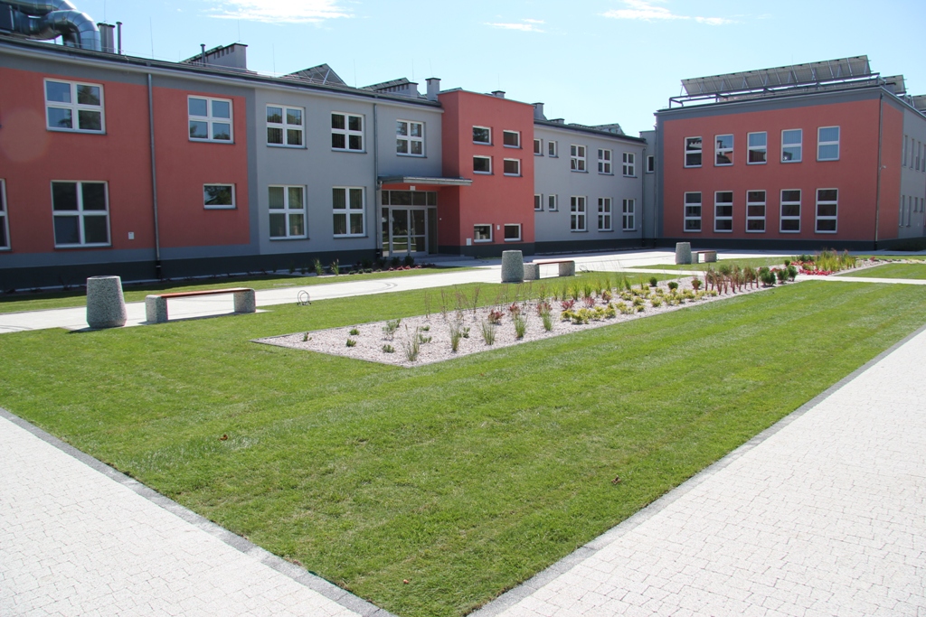 GRĘBOCICE. Przed szkołą zrobiło się ładniej