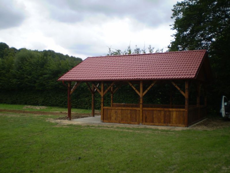 MĘCINKA. Nowa wiata już stoi