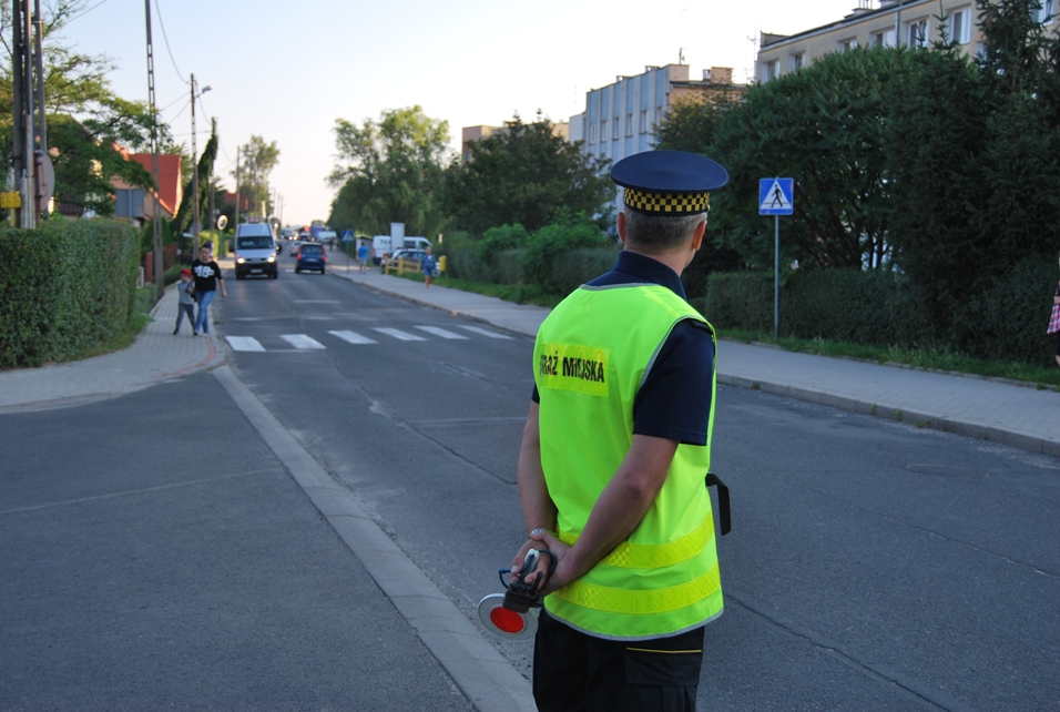 ZŁOTORYJA. Strażnicy pomagają dzieciom bezpiecznie dotrzeć na lekcje