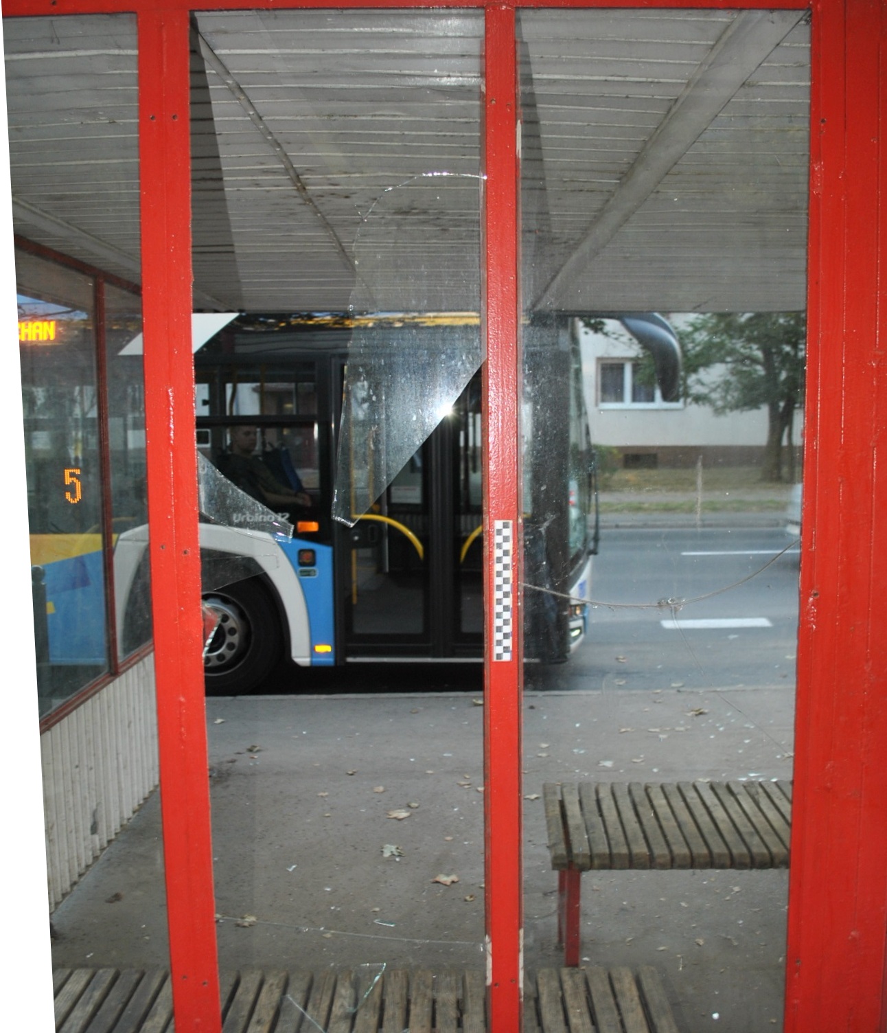LEGNICA. Po kłótni z dziewczyną zniszczył przystanek