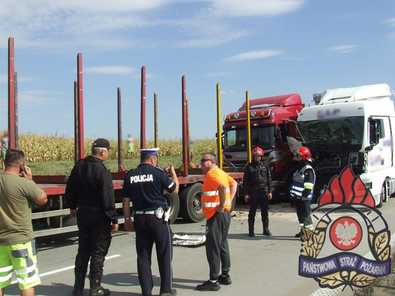 POWIAT JAWORSKI. Karambol ciężarówek na autostradzie
