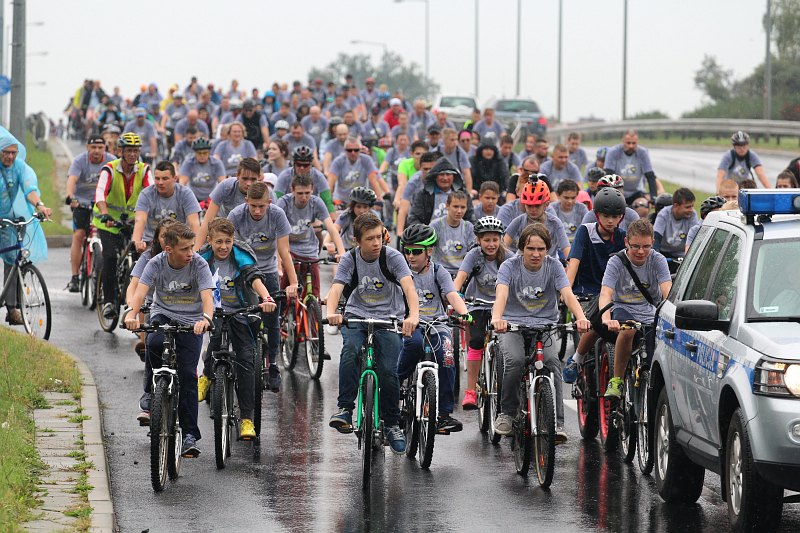 LUBIN. Rowerowa fala w strugach deszczu (WIDEO)
