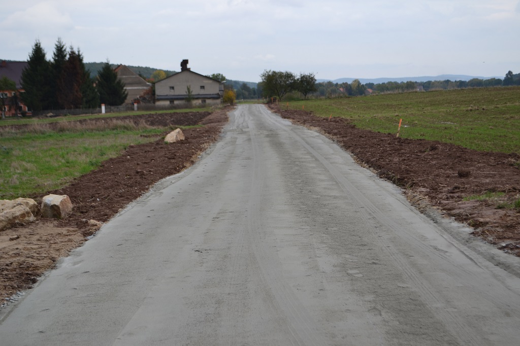 GMINA PASZOWICE. Zmodernizowali drogę dla rolników