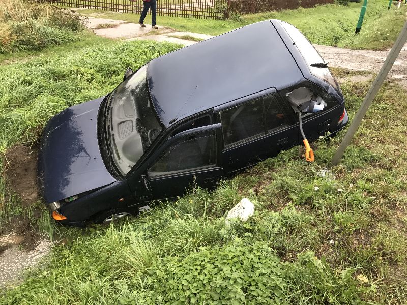 ZŁOTORYJA. Wjechał do rowu pod budynkiem straży