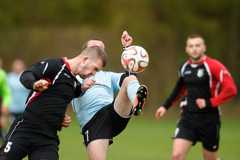 REGION. Dębowi pokonani, Iskra znów liderem (FOTO)