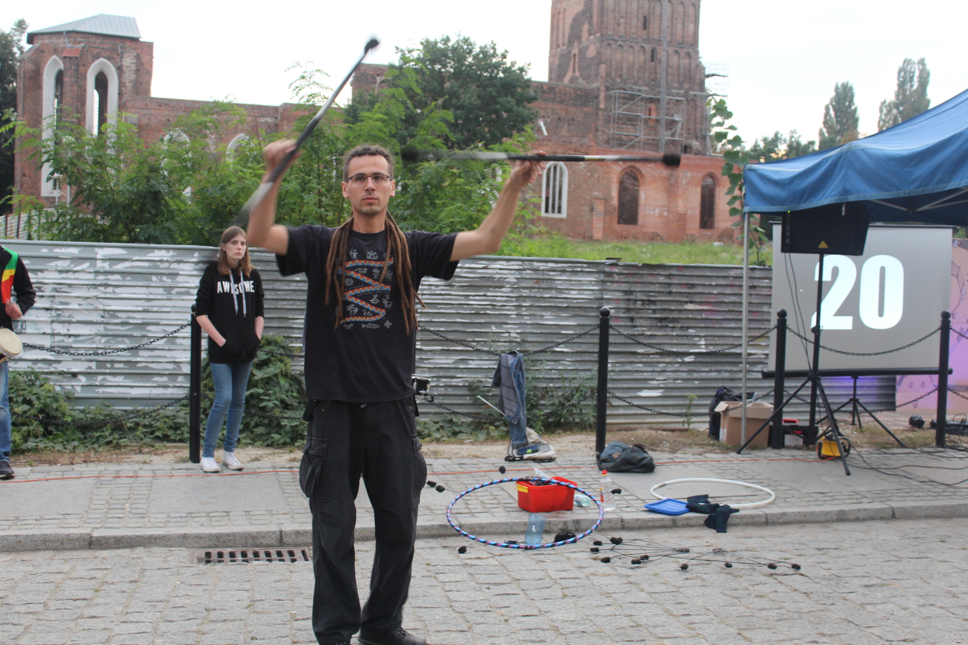 GŁOGÓW. Urodziny blaszanego płotu (FOTO)