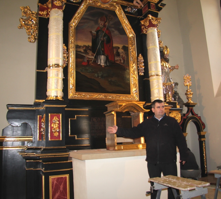 GRĘBOCICE. Ołtarz główny wrócił do świątyni (WIDEO)