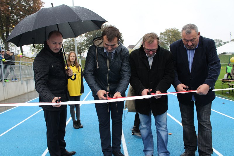ŚCINAWA. Otwarcie stadionu w strugach deszczu (WIDEO)