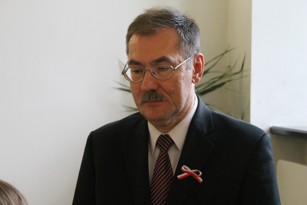 LEGNICA. Rozśpiewany kurator ma stanąć na głowie (WIDEO, FOTO)