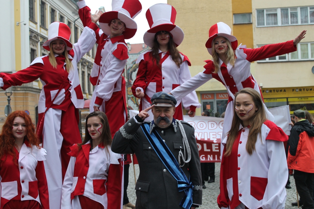 LEGNICA. Przemaszerował patriotyczny korowód (FOTO, WIDEO)