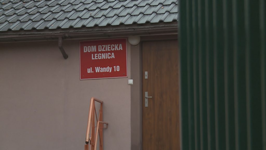 LEGNICA. Opiekunka znęcała się nad dziewczynką w domu dziecka (WIDEO)