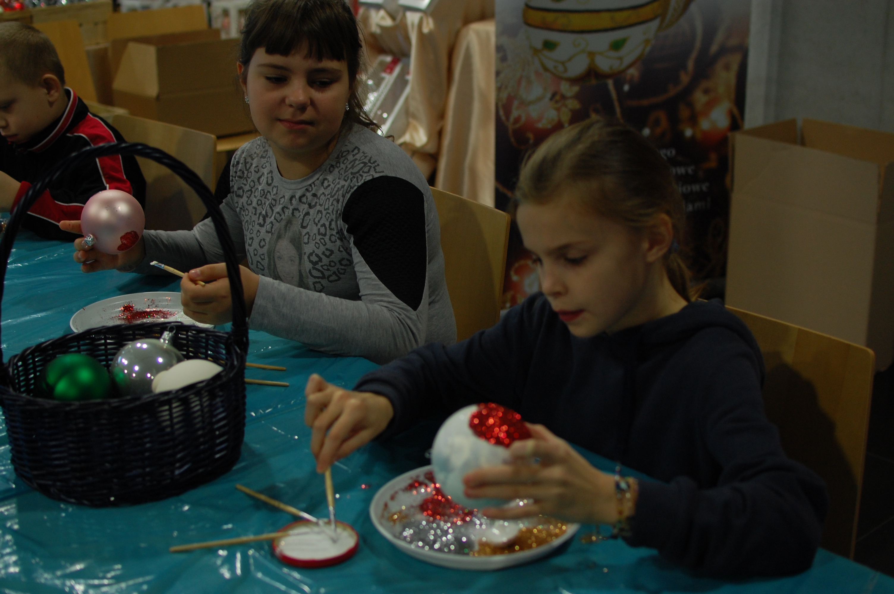 POLKOWICE. Malowali bombki w starostwie (FOTO)
