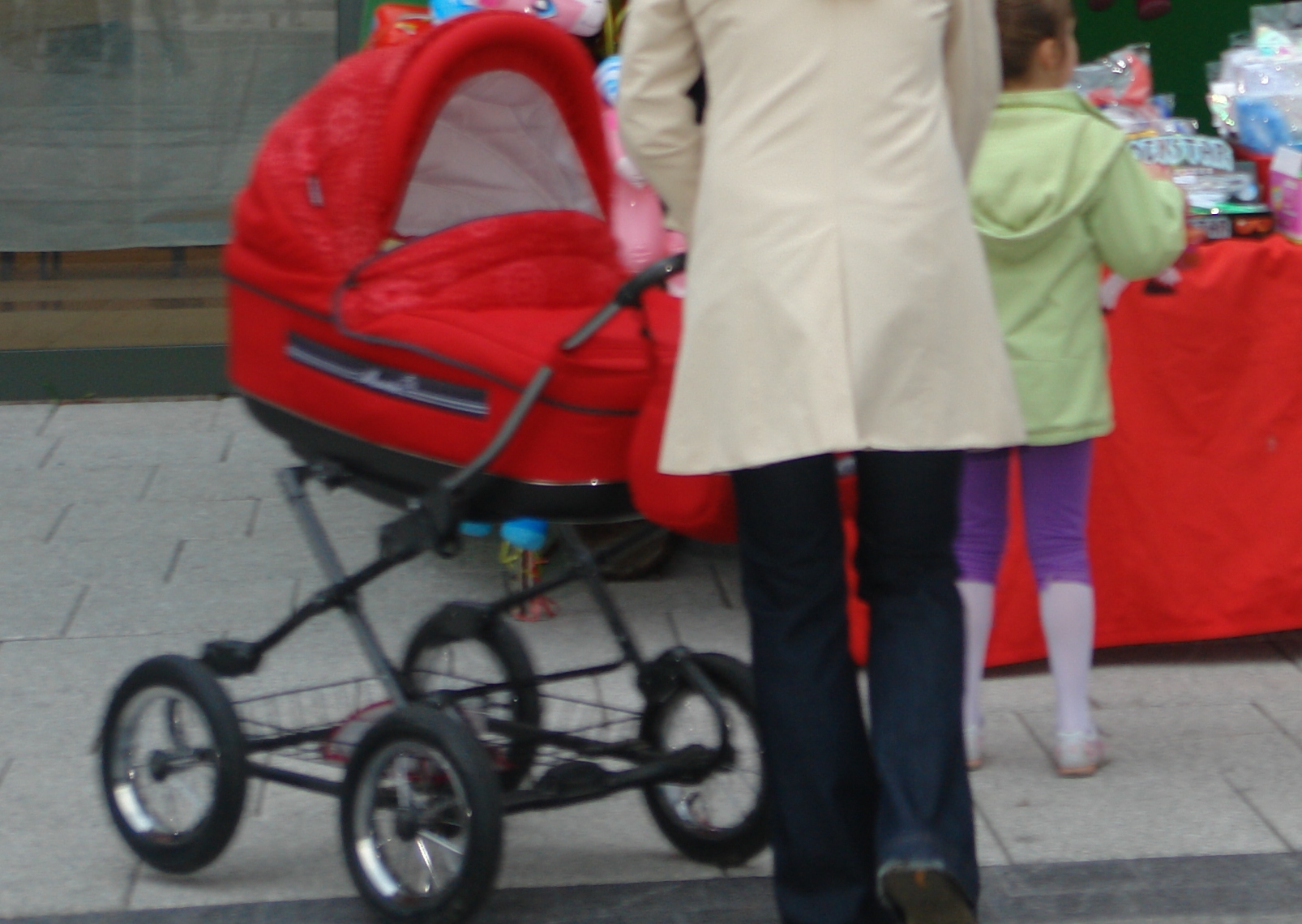 LUBIN. Kradła wykorzystując dziecko (WIDEO)