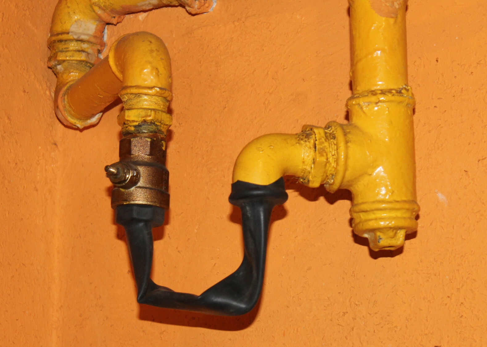 LEGNICA. Przyłapani na kradzieży gazu (WIDEO)