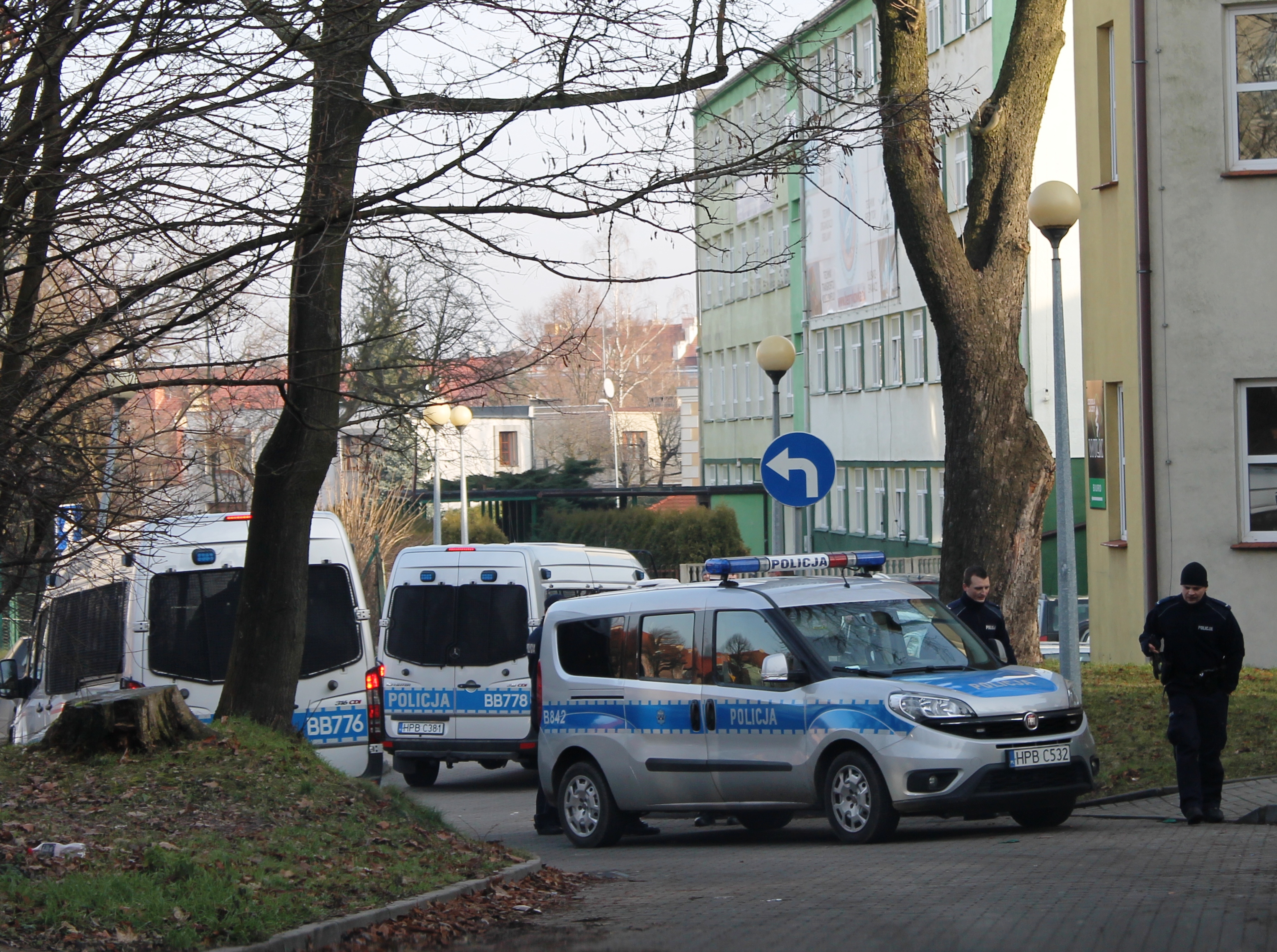 LEGNICA. Policja z dachu ściągnęła złodziei (WIDEO)