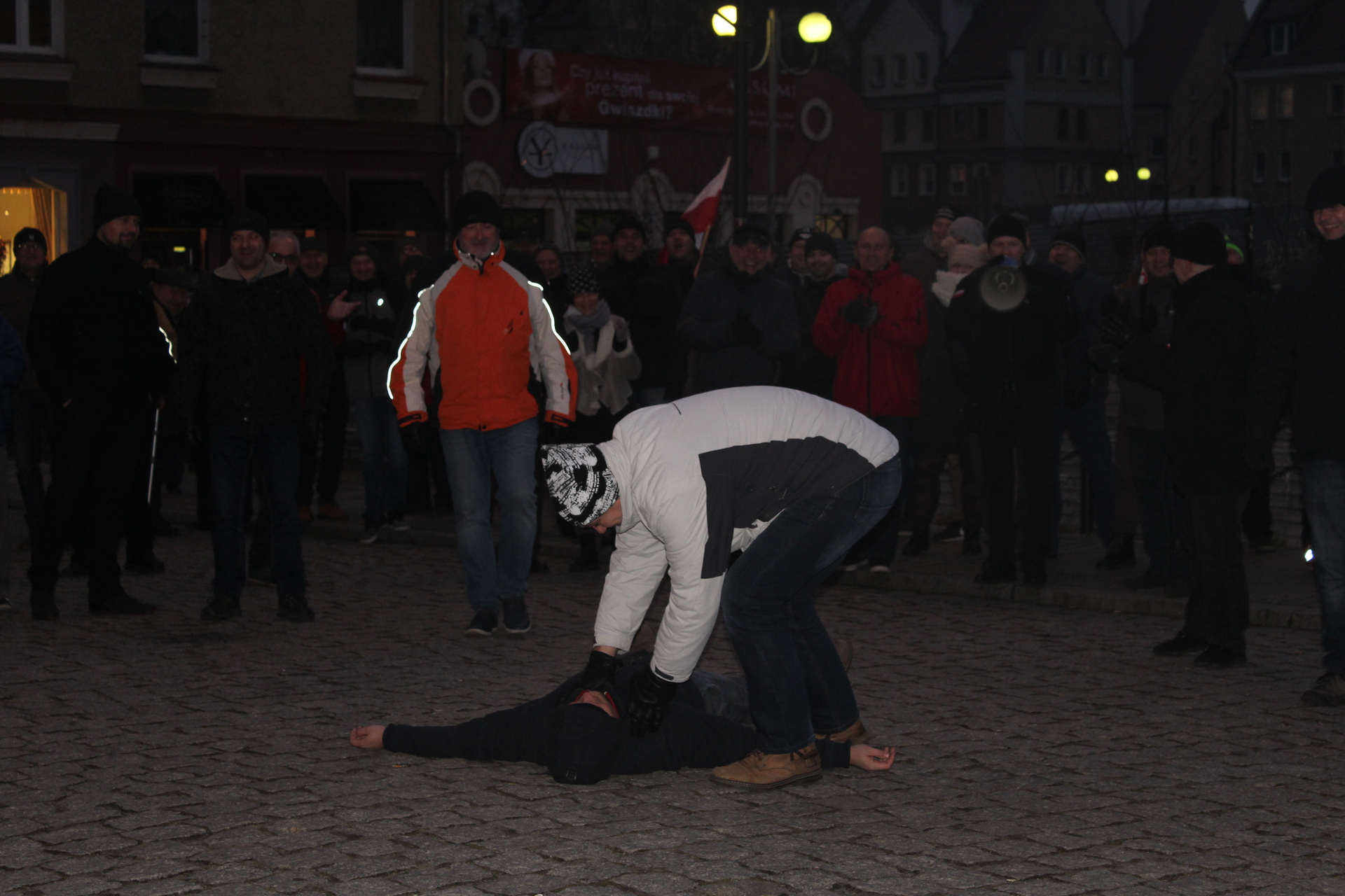 GŁOGÓW. Połączył ich tylko hymn Polski. Na chwilę (WIDEO, FOTO)