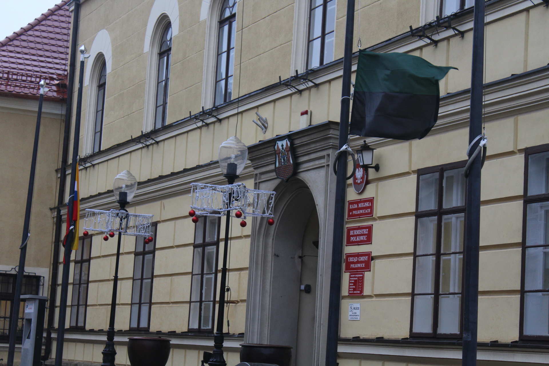 POLKOWICE. Żałoba w gminie. Znicze przed pomnikiem (FOTO)