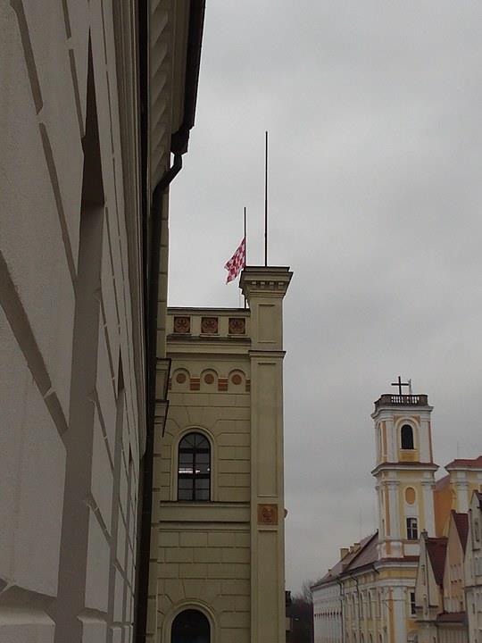 GŁOGÓW. Flagi opuszczone do połowy masztu
