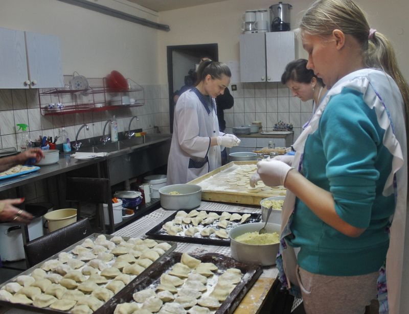 GMINA RUDNA. Pomagają oryginalnie, lepiąc pierogi (WIDEO)