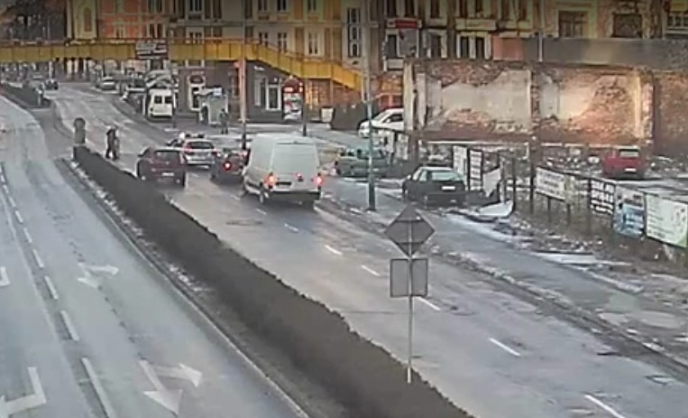 LEGNICA. Policjant pomaga pieszemu – hit Internetu!