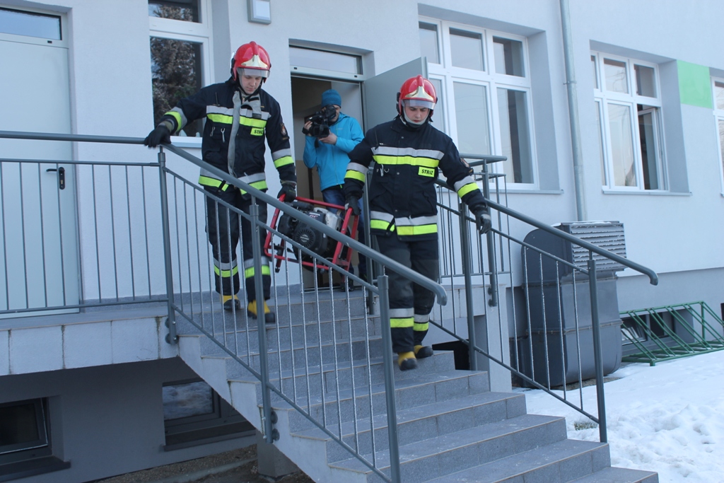 Pracownicy szkoły sami zdołali ugasić pożar (WIDEO, FOTO)