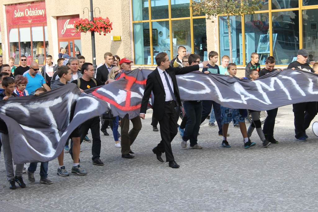 Odpowiedzą za rasistowskie ataki (WIDEO)