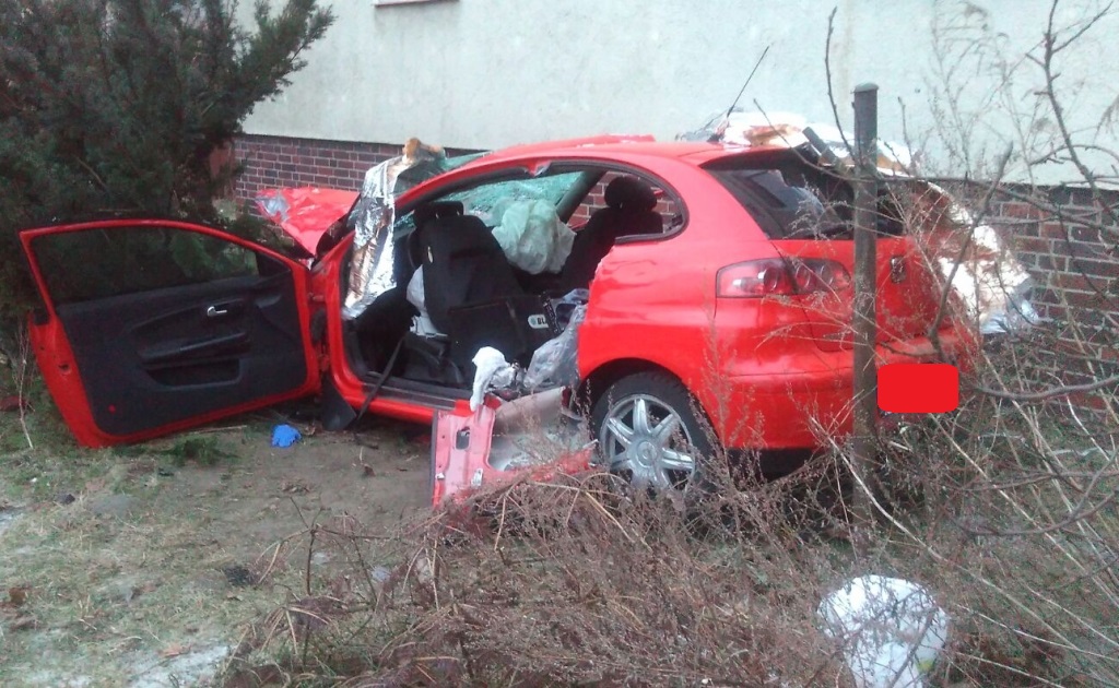 Wjechał w budynek. Cztery osoby ciężko ranne