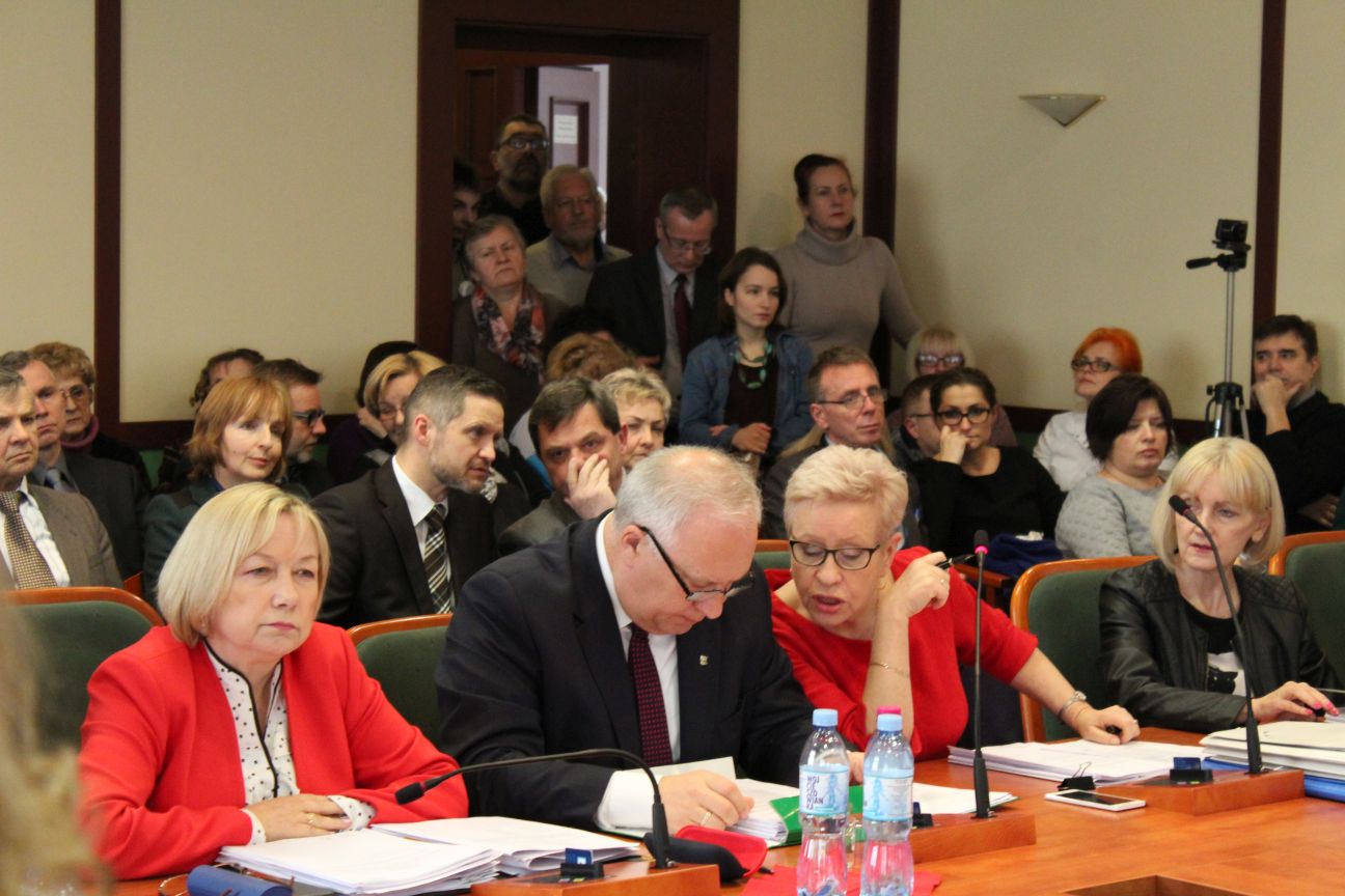 VI Liceum zostaje. Tadeusz Krzakowski przegrywa z radnymi opozycji (WIDEO)