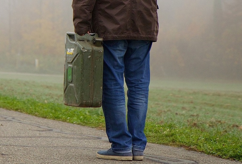 Kierowca chciał ukraść 150 litrów paliwa (WIDEO)