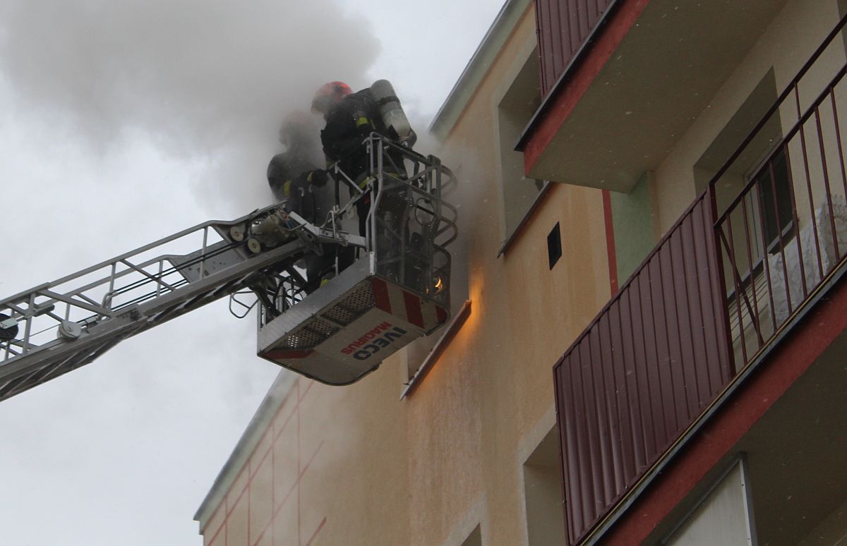 Groźny pożar na Traugutta. Przyczyną był niedopałek? (WIDEO)