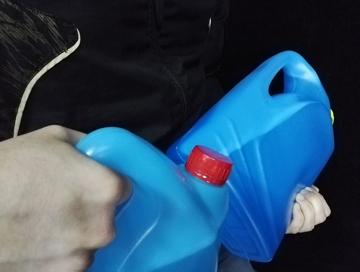 Specjalista od kradzieży… płynów do spryskiwaczy (WIDEO)