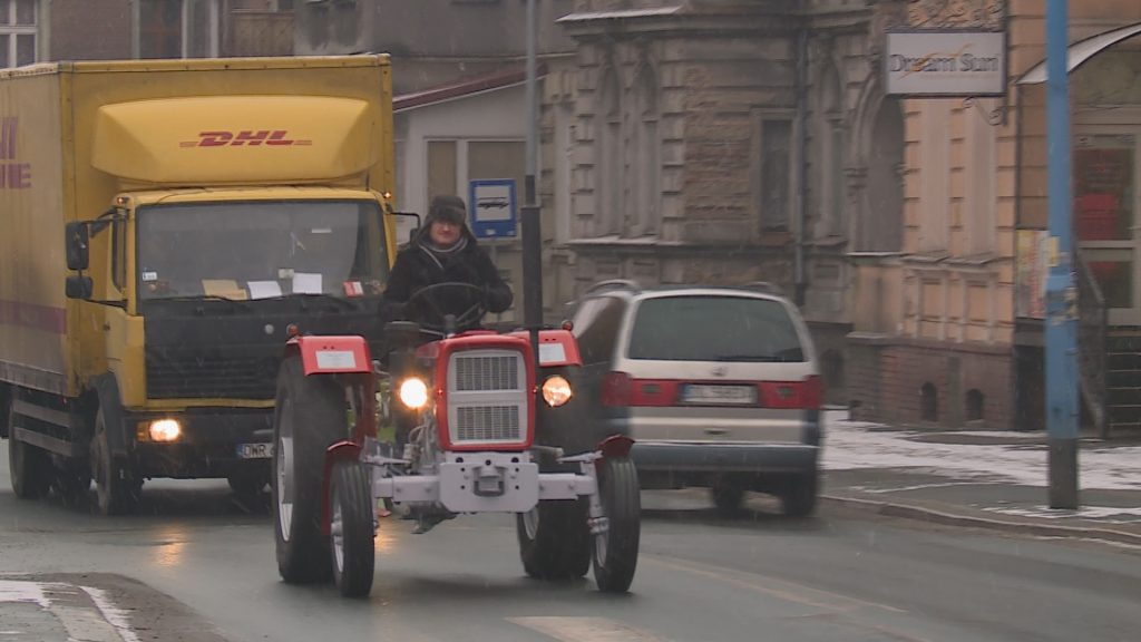 Czerwony traktor i „Biały” bohater (WIDEO)