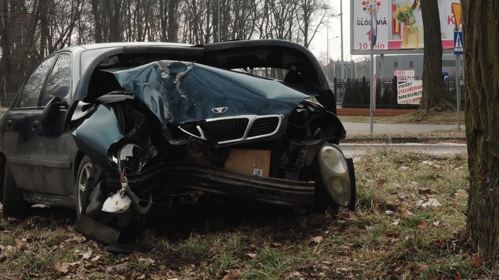 Potrącił pieszą i uderzył w drzewo (WIDEO, FOTO)