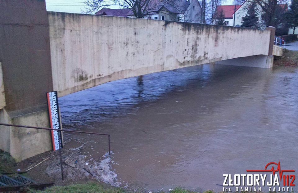 Stan alarmowy na Skorze przekroczony. Strażacy w gotowości