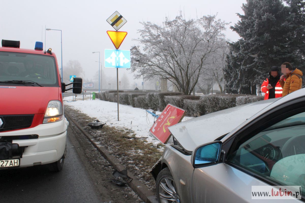 Samochodem osobowym staranował latarnię