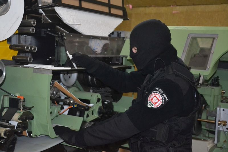 CBŚ i celnicy zamknęli nielegalne fabryki papierosów