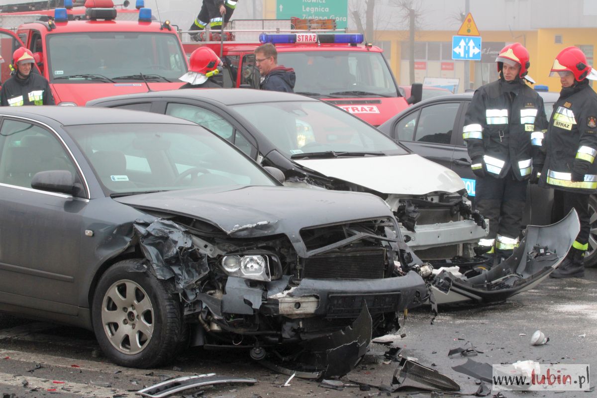 W centrum miasta zderzyły się trzy auta (WIDEO)