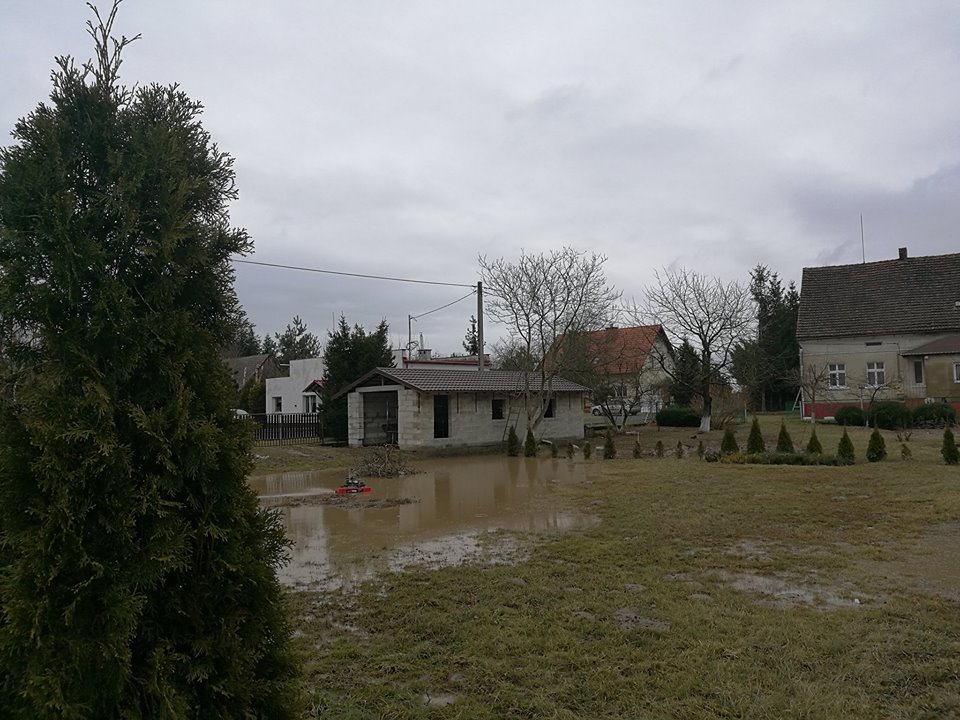 Podtopiony Kłobuczyn – mieszkańcy walczą z żywiołem (WIDEO)