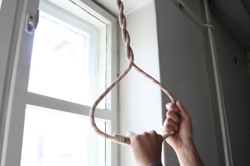 Wisiał na szubienicy. Uratowali go policjanci