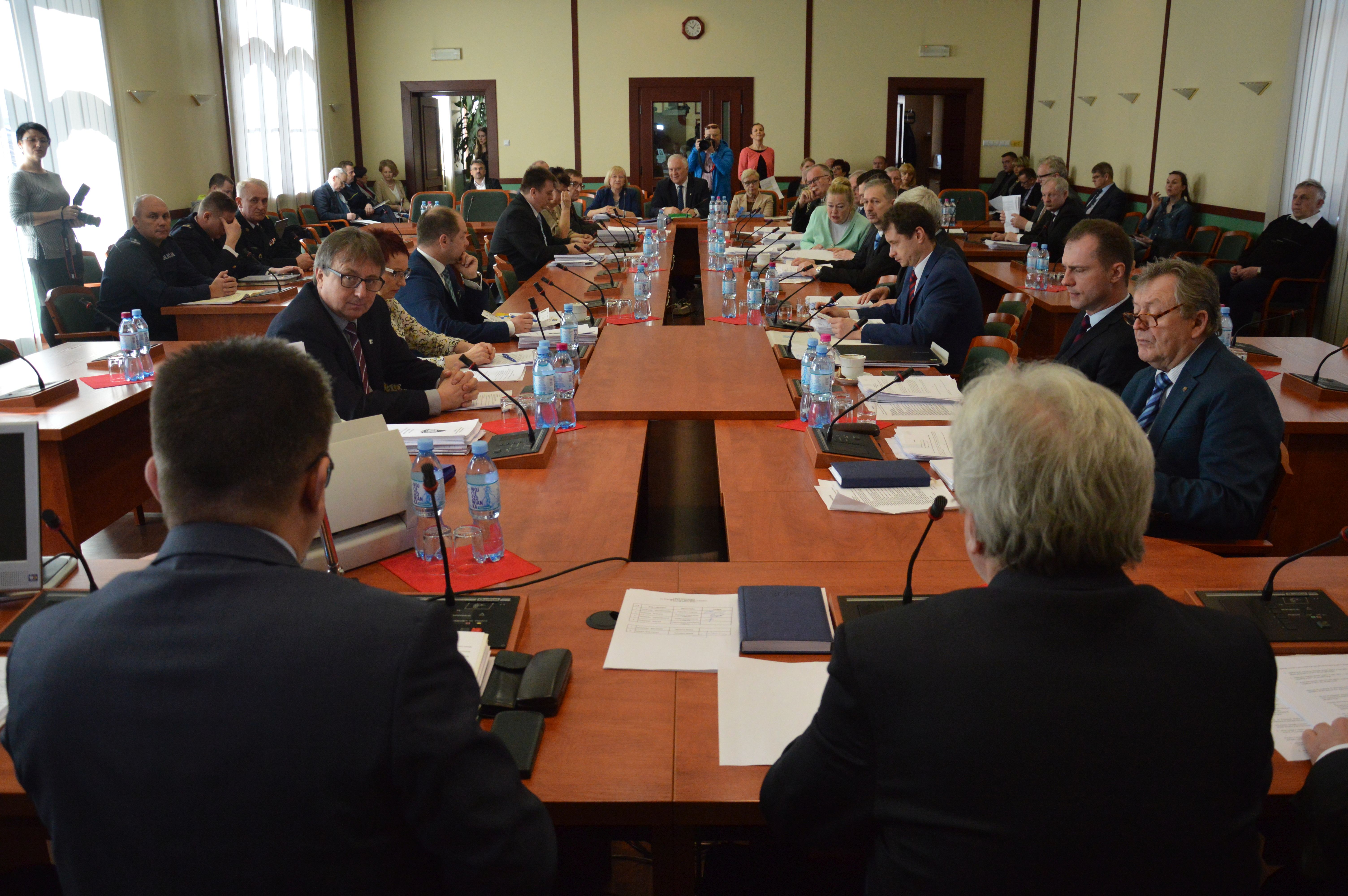 Legnica: prezydent zwołuje nadzwyczajną sesję