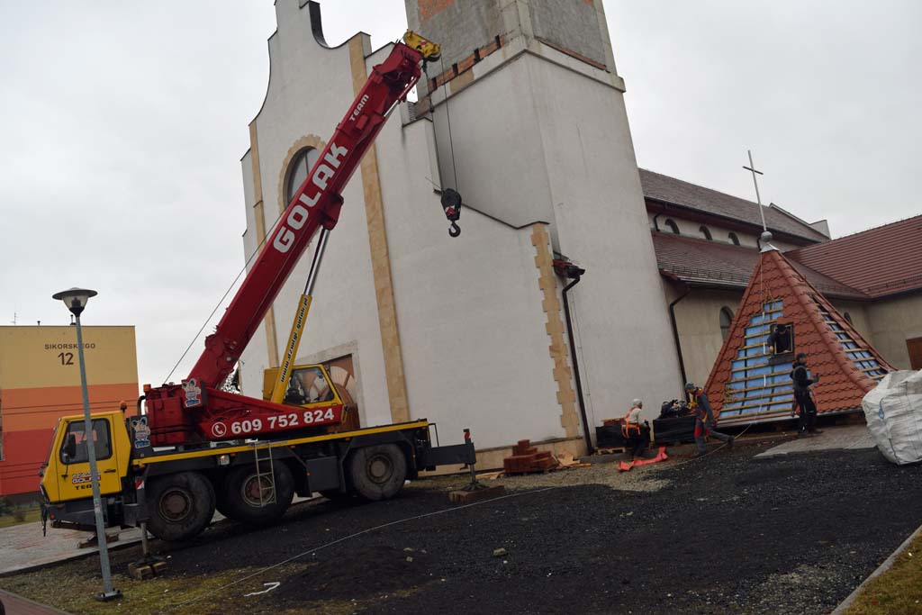 Kościelna wieża już z kopułą. Pomogli parafianie