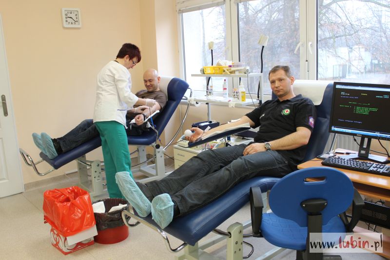 Tłum górników w szpitalu (WIDEO, FOTO)